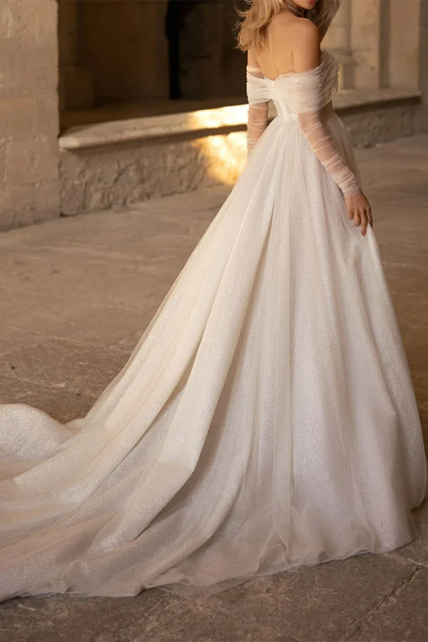 Abito da sposa in stile country con scollo a cuore e maniche lunghe abbinato a strascico a palazzo